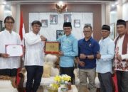 Bupati Limapuluh Kota Safaruddin menerima Penghargaan Kampuang Sarugo 