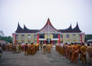 Wabup Dharmasraya, Leli Arni memimpin Apel Gabungan Bulan Februari 2025 di Halaman Kantor Bupati