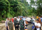 Terjang Jalan berlumpur, Wabup Limapuluh Kota Antar Langsung Bantuan ke Galugua