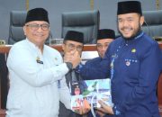 Sertijab di DPRD Kota Padang, dari Pj Wali Kota Andree Algamar kepada Wali Kota Fadly Amran 