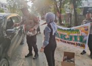 Berbagi Takjil, Polsek Payung Sekaki Himbau Pengendara Tertib Berlalulintas