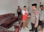 Penerima Bedah Rumah Baznas Dapat Bantuan Kursi Sofa dari Polsek Bukit Raya