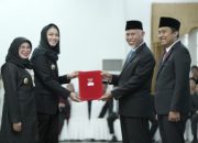 Bupati Annisa Suci Ramadhani Terima SK Pelantikan Kemendagri yang Diserahkan Oleh Gubernur Sumbar