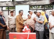 Serahkan Bantuan Korban Kebakaran, Bupati Eka Putra Imbau Masyarakat Tingkatkan Kewaspadaan