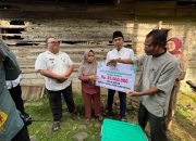 Wagub Sumbar Salurkan Bantuan Bedah Rumah untuk Janda di Lubuk Kilangan Padang