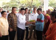 Wali Kota Zulmaeta Serahkan Paket Sembako Baznas untuk Petugas Kebersihan Pasar dan UPZ
