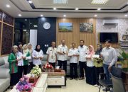 Plt Sekwan Sumbar Maifrizon Berikan Santunan untuk Keluarga Besar DPRD