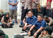 Dua Wakil Ketua DPRD Sumbar Duduk Bersila Terima Pengunjuk Rasa Tolak Revisi UU TNI