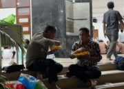 Wagub Vasko Ruseimy dan Kapolda Sumbar Pilih Lesehan saat Berbuka Puasa di Masjid Kementerian PU