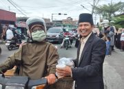 Dipimpin Langsung Kepsek, SD Plus Muhammadiyah Bagi-bagi Takjil di Jalan Suhada Payakumbuh 