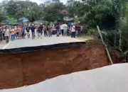 Badan Jalan Amblas di Sungai Rumbai, Lintas Darat Sumbar-Jambi Putus Total 