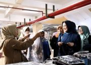 Ny. Dian Puspita Fadly bersama Ny. Sri Hayati Maigus Berbelanja Lebaran di Pasar Raya Padang Fase VII 