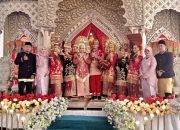 Megah dan Meriah, Keluarga Besar Amy Anas Baralek Gadang dengan Prosesi Adat Minang di Painan