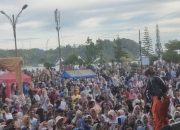 Ribuan Wisatawan Tumpah Ruah di Pantai Carocok dalam Liburan Semarak Idul Fitri 1446 H