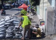 PUPR Padang Keruk Drainase Rawan Banjir Demi Warga