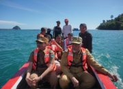 Gubernur Mahyeldi Bersama Bupati Hendrajoni Tinjau Usaha Budidaya Lobster di Pantai Sungai Bungin Pessel