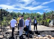 Kunjungi Pesisir Selatan, Rahmat Saleh Serahkan Bantuan Korban Kebakaran di Inderapura 