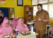 Program Makan Bergizi Gratis Dimulai, Wali Kota Fadly Amran Tinjau di SMPN 8 Padang