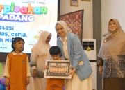 Ny. Dian Puspita Fadly Amran Hadiri Pentas Seni dan Perpisahan TK Pertiwi 1 Padang