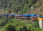 Gubernur Sumbar Tertibkan Pedagang di Atas Jembatan Kelok 9, Pedagang Berjanji Lakukan Pembongkaran Lapak Secara Mandiri