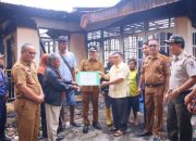 Wali Kota Payakumbuh Zulmaeta Serahkan Bantuan Baznas untuk Korban Kebakaran di Nan Kodok 