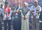 Air Mata Dianita Vasko Berderai Saat Baca Puisi untuk Gaza di GOR Agus Salim Padang 