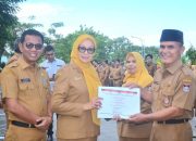 Apel Gabungan ASN, Plh Sekda Padang Serahkan “Employee of The 1st Semester 2025”