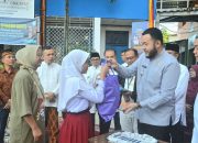 Wali Kota Fadly Amran Serahkan Kartu Padang Juara dan Seragam Gratis di SMPN 2 Padang