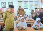 Makan Bergizi Gratis Dimulai, Wawako Maigus Nasir Tinjau SDN 28 Air Tawar Timur 