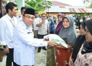 1.120 Kepala Keluarga di Kelurahan Kuranji Terima Bantuan Pangan Beras