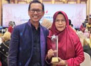 Desainer Sumbar Ermiwati Terima Rangkayo Award 2025