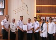 Wawako Payakumbuh Elzadaswarman Terima SK Koto Tangah Juara Lomba Nagari/Desa dan Kelurahan Tahun 2025