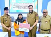 Wali Kota Padang Fadly Amran Serahkan Bansos dan Bantuan UEP