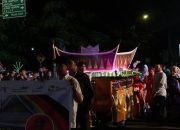 Keren! Miniatur Masjid Raya Sumbar Diarak di Pawai Telong-Telong HJK Padang ke-356