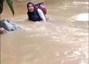 Viral! Bidan di Pasaman Seberangi Sungai Demi Menolong Warga, Wagub Vasko Salut dan Apresiasi