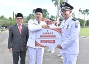 Wagub Sumbar Vasko Ruseimy Serahkan Hadiah Juara Lomdeskel 2025 dan Lomba Bumdes Berprestasi 2025