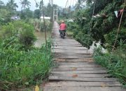 Untuk Rehab Jembatan Gantung Padang Balimbiang-Kubang Rasau, Wirman Dt. Pangeran Nan Putiah Sumbangkan Material
