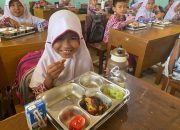 Makan Bergizi Gratis di SDN 09 Air Pacah, Kata Murid: Enak Banget!