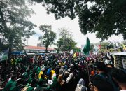 Ribuan Pendemo Padati DPRD Sumbar, Suarakan Aspirasi dengan Damai