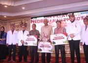 HUT PMI Ke-80, Tiga Relawan Donor Darah PMI Terima Hadiah Umroh dari Pemko Padang
