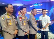 Ketua PWI Sumbar Terima Penghargaan dari Ditlantas Polda Sumbar