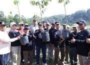 Bupati Welly Suhery Apresiasi Komunitas Sayang Bumi Gelar Aksi Tanam Pohon di Embung Bubusan