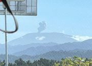 Gunung Marapi ‘Batuk’ Lagi, Kepulan Abu Masih Terlihat di Puncak 