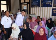 Wali Kota Payakumbuh Zulmaeta Serahkan Bantuan Asistensi Rehabilitasi Sosial Tahap II