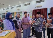 MAN 2 Padang Salurkan Zakat untuk 14 Siswa Kurang Mampu