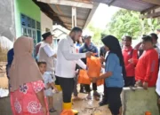 Wali Kota Padang Fadly Amran Tinjau Korban Banjir di Pauh dan Pengungsian di SMPN 44 