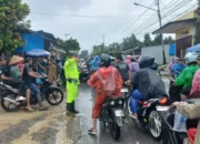 Satlantas Polresta Padang Sigap Atur Arus Lalu Lintas Pasca Banjir Besar di Lubuk Minturun