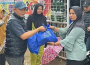 Terjun ke Titik Bencana, Muhayatul dan Athari Gerak Cepat Bantu Korban Banjir Pesisir Selatan