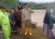 Turun Langsung ke Tarusan, Bupati Pessel Hendrajoni Pastikan Semua Wilayah Terdampak Banjir Menjadi Perhatian