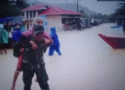 Berkolaborasi, Dandim 0311/Pessel Terjunkan Personil Evakuasi Masyarakat Korban Banjir
